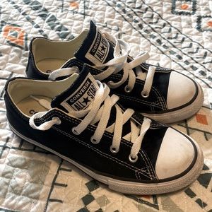 Black converse low top sneakers size 2 youth